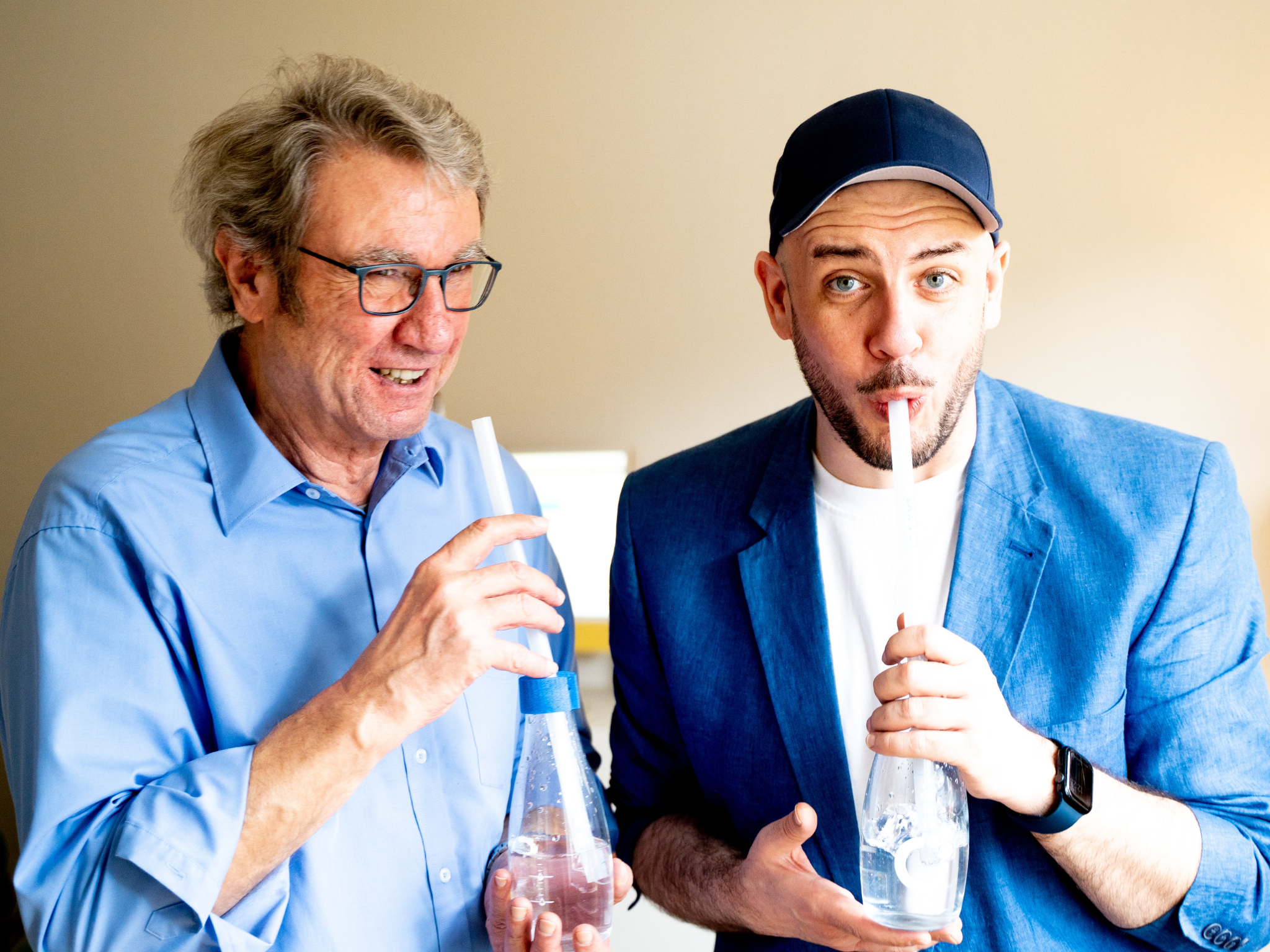 Mann blubbert in den originalen LAX VOX®-Schlauch